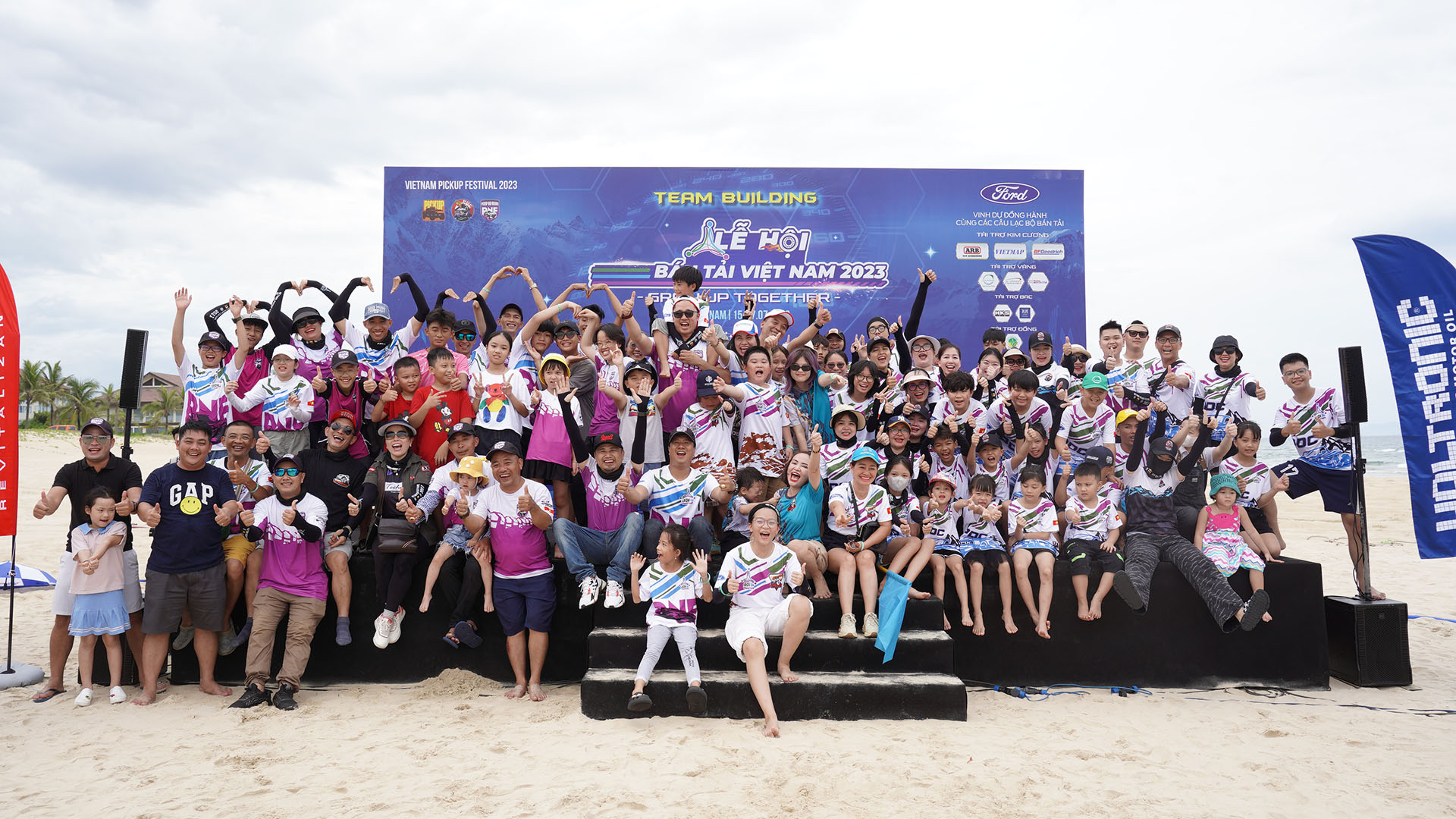 Các thành viên tham gia chương trình team building của lễ hội bán tải Việt Nam.